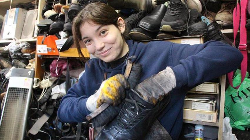 Üniversite öğrencisi Büşra baba mesleğine sarıldı! Müşteriler şaşırıyor
