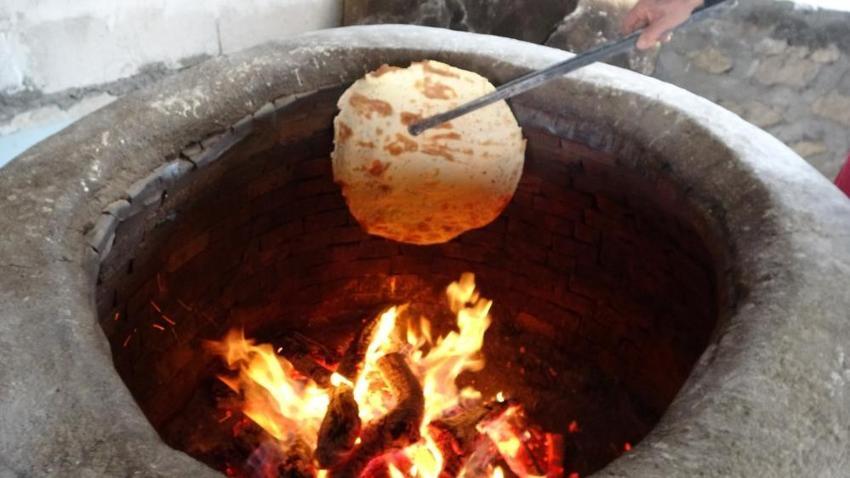 Malatya'da depremzede esnaf ve eşi tandır ekmeği geleneğini sürdürüyor