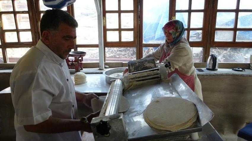 Malatya'da depremzede esnaf ve eşi tandır ekmeği geleneğini sürdürüyor