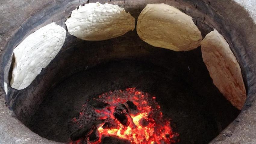 Malatya'da depremzede esnaf ve eşi tandır ekmeği geleneğini sürdürüyor