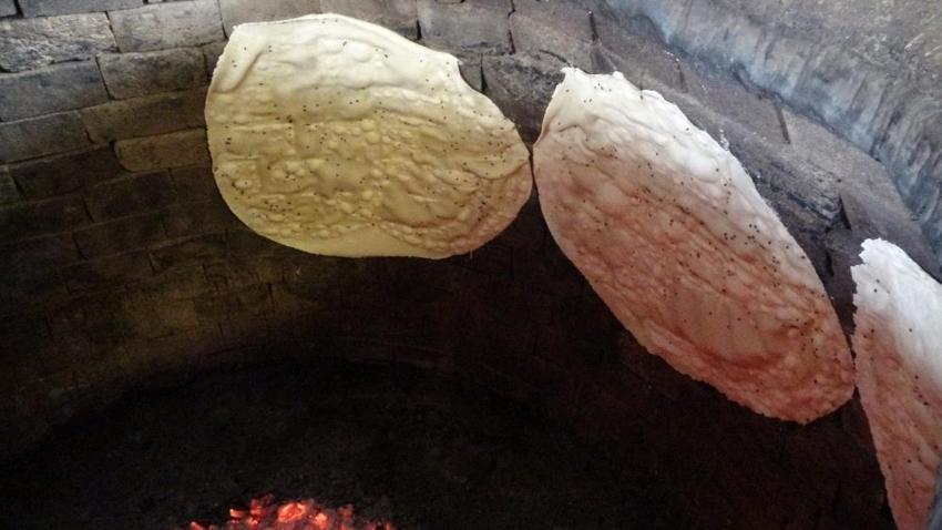 Malatya'da depremzede esnaf ve eşi tandır ekmeği geleneğini sürdürüyor