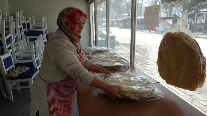 Malatya'da depremzede esnaf ve eşi tandır ekmeği geleneğini sürdürüyor
