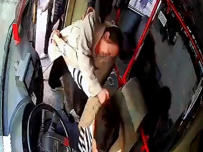 Otobüs şoförü eşine önce biber gazı sıktı! Sonra kolunu ısırıp bıçakladı: Tek bir sebebi vardı
