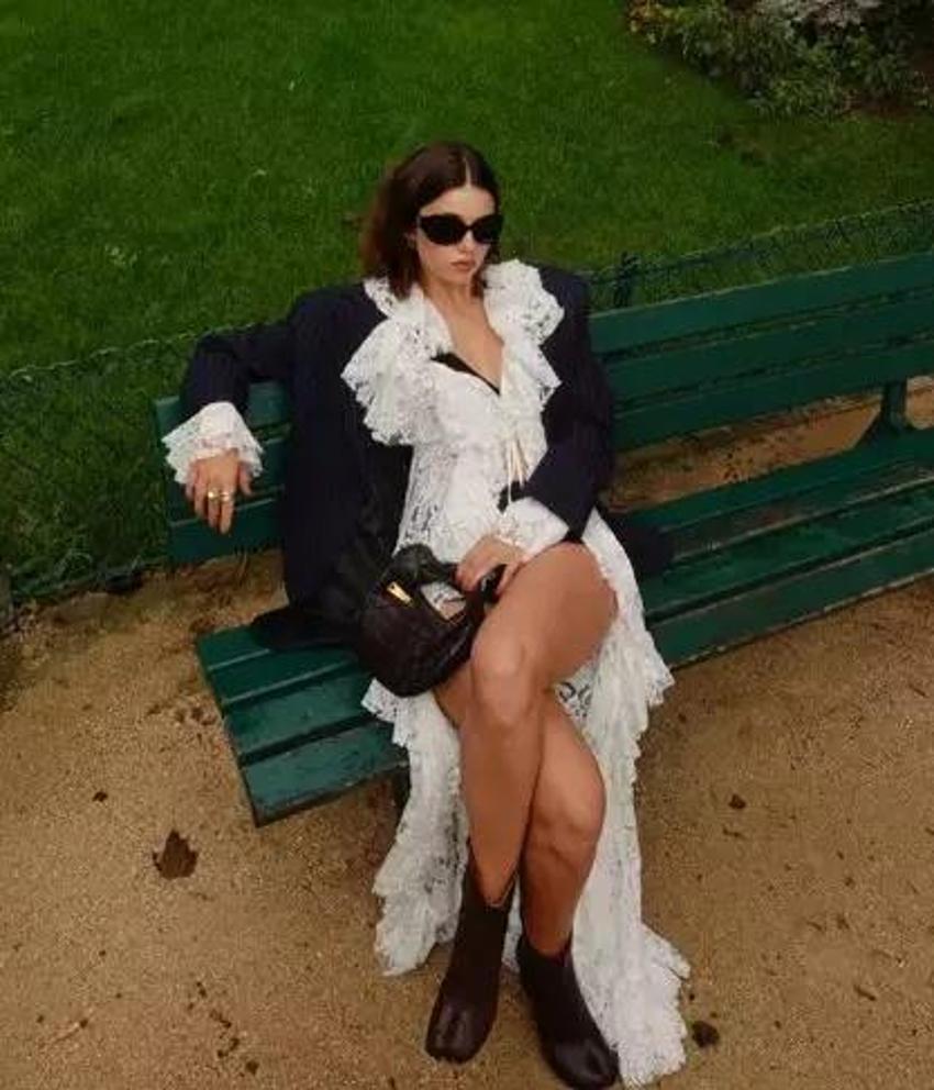 Afra Saraçoğlu son pozuyla şaşırttı! Görenler çıplak sandı