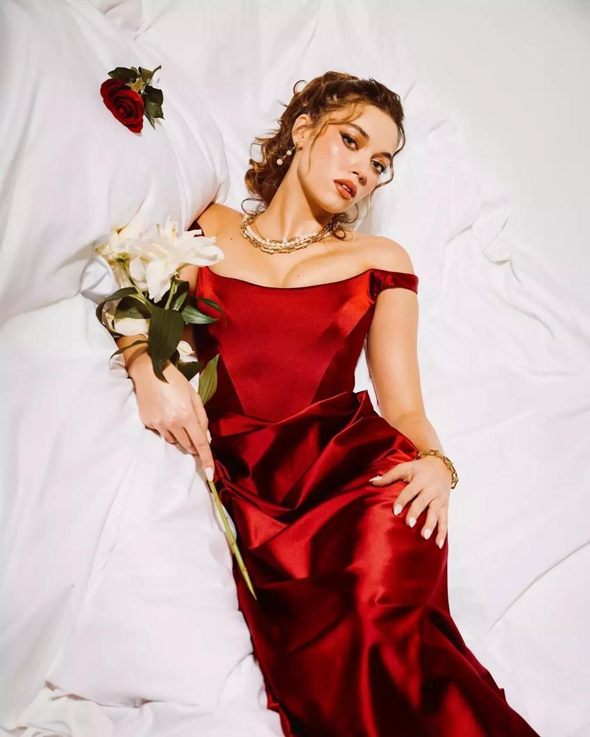 Afra Saraçoğlu son pozuyla şaşırttı! Görenler çıplak sandı