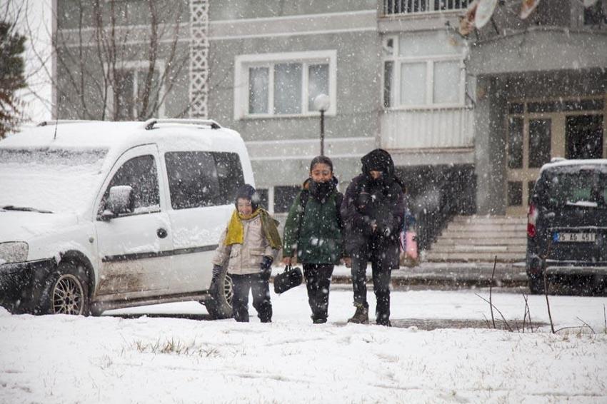 Beklenen kar nihayet İstanbul'a geliyor! Meteoroloji'den peş peşe kritik uyarı geldi: Gün ve saat verildi