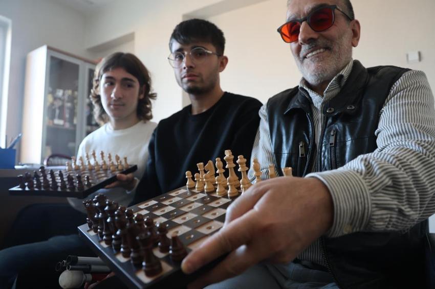 Elazığ'da satranç tutkunları engelleri mat ediyor