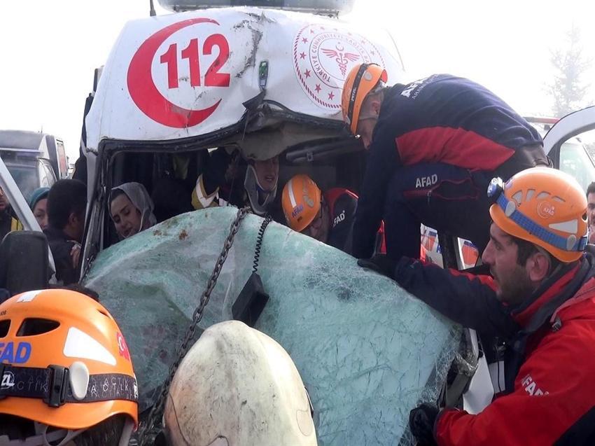 Kaza geçiren eşinin yardımına giderken kaza yaptı! Acil tıp teknisyeni Elanur paramedik eşi için dua istiyor