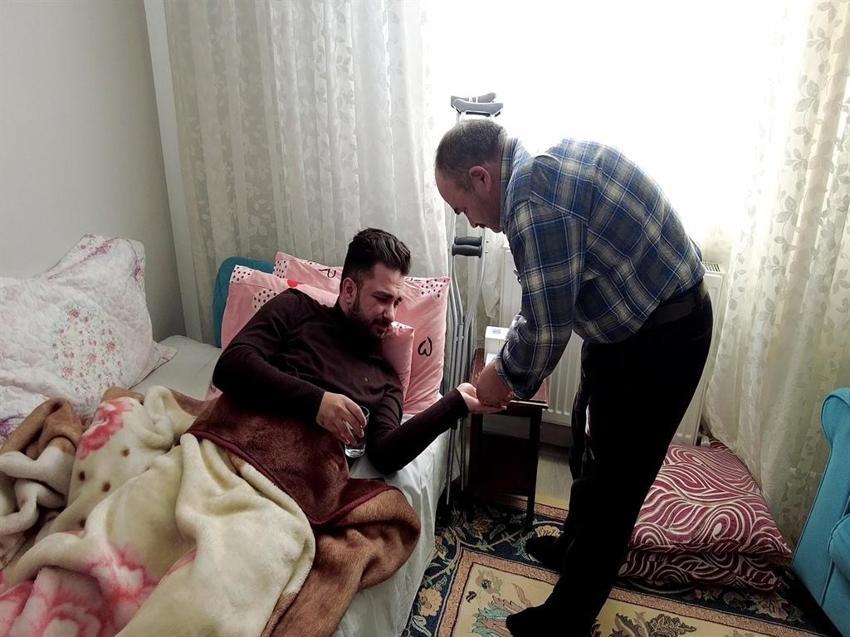 Kaza geçiren eşinin yardımına giderken kaza yaptı! Acil tıp teknisyeni Elanur paramedik eşi için dua istiyor