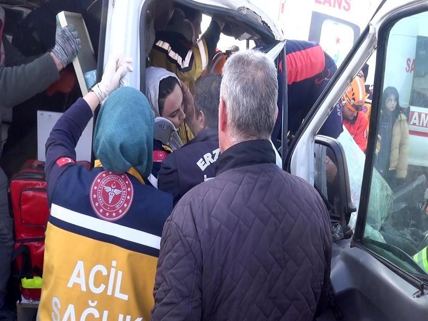 Kaza geçiren eşinin yardımına giderken kaza yaptı! Acil tıp teknisyeni Elanur paramedik eşi için dua istiyor