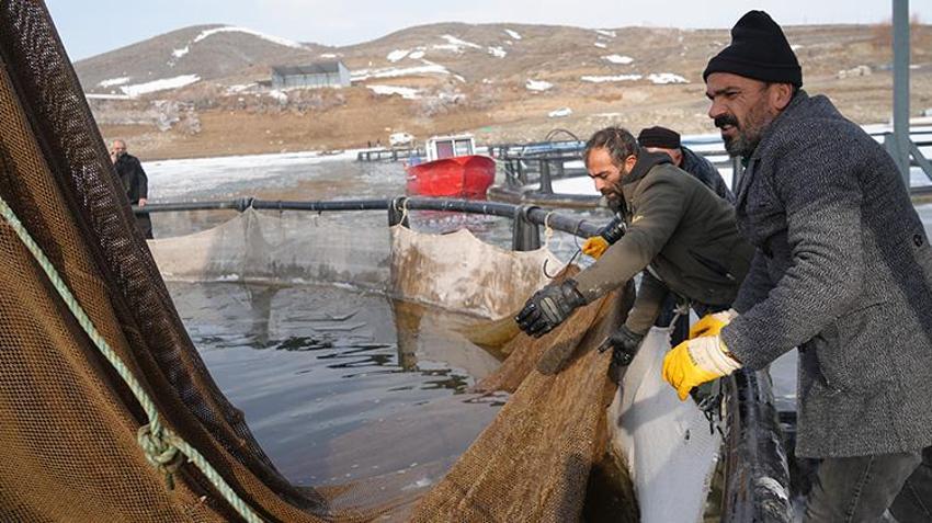 Erzincan'da balıkçıların buzlu göldeki balıkçılık mücadelesi görüntüleri Antarktika'yı anımsattı!