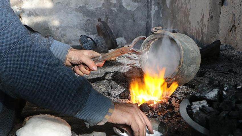 Adanalı üniversite mezunu kalaycı: Acilen usta yetiştirmemiz gerekiyor, meslek yok olacak