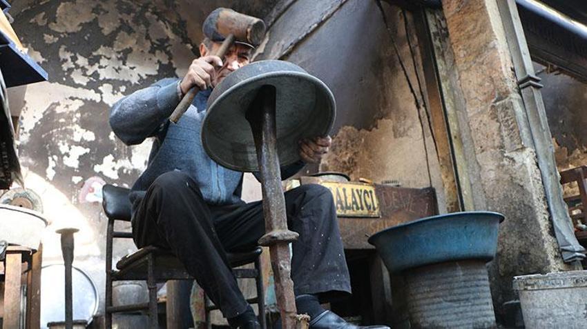 Teknolojiye yenilen miras! Kalaycılık mesleği tarih oluyor, ustalar yetiştirecek çırak bulamıyor