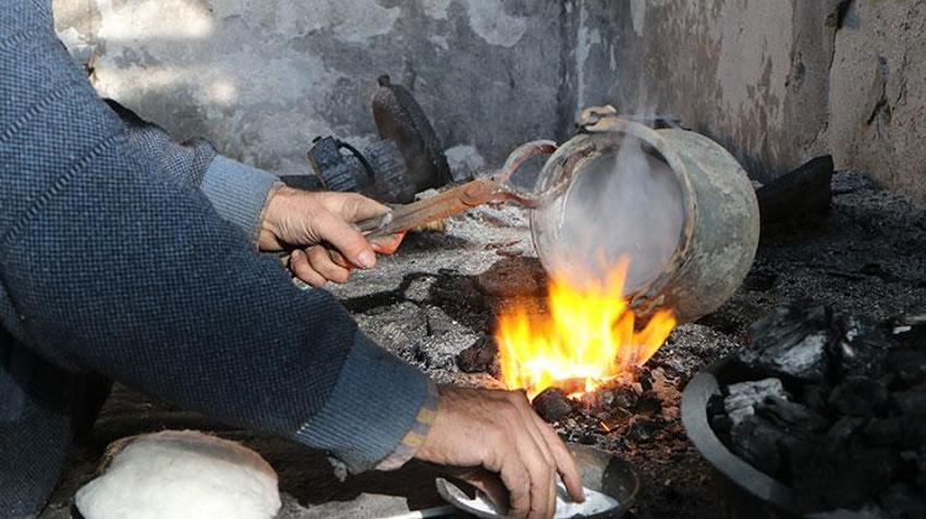 Teknolojiye yenilen miras! Kalaycılık mesleği tarih oluyor, ustalar yetiştirecek çırak bulamıyor