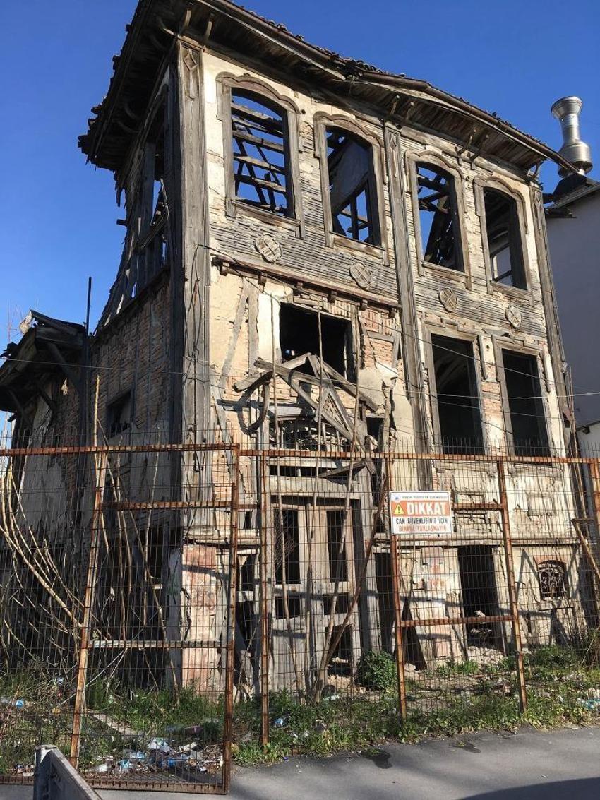 103 yıllık tarihi konak ihtişamlı günlerine dönüyor: İlk kazma vuruldu