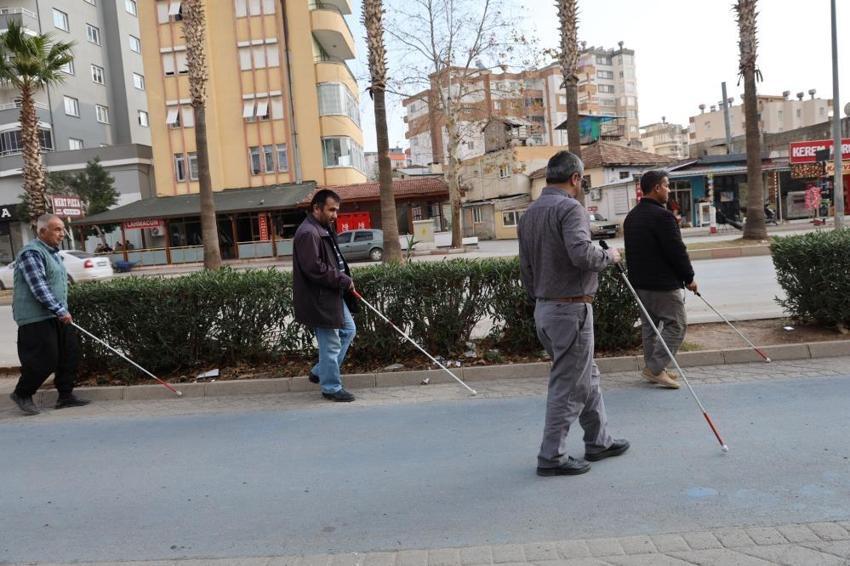 Kozan'da engel tanımayan dostluk: 2 yıl önce görme yetisini kaybeden arkadaşına beyaz baston ile yürümesini öğretti