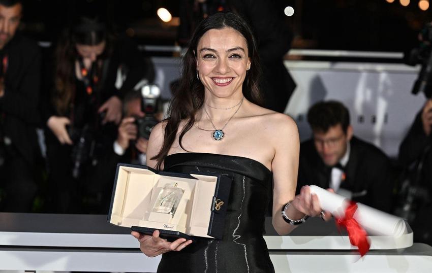 Merve Dizdar şövalye ilan edildi! Türkiye'de iki kişi daha almıştı