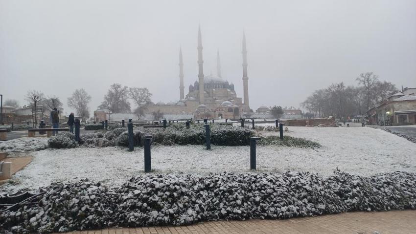 Kış kapıda! Meteoroloji'den uyarılar peş peşe geldi! Kar İstanbul'a dayandı