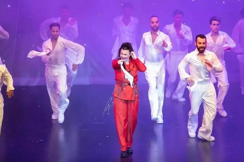 Yasemin Sakallıoğlu İngiltere'de gösteri yapan ilk Türk kadın oldu!