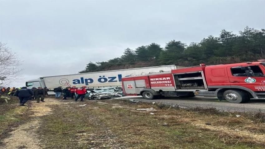 Tokat'ta feci kaza! Otomobil ile TIR çarpıştı: 2 ölü, 1 yaralı