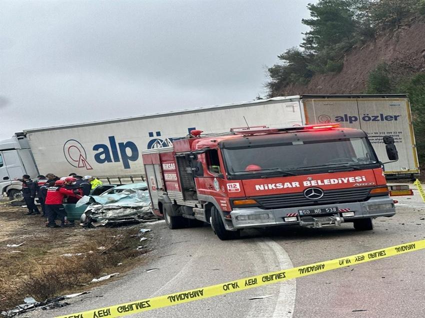 Tokat'ta feci kaza! Otomobil ile TIR çarpıştı: 2 ölü, 1 yaralı