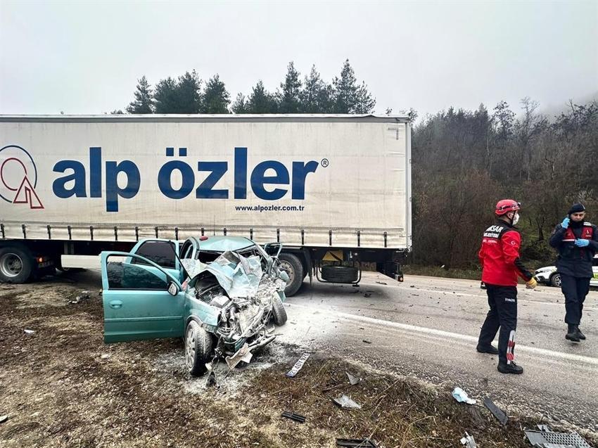 Tokat'ta feci kaza! Otomobil ile TIR çarpıştı: 2 ölü, 1 yaralı