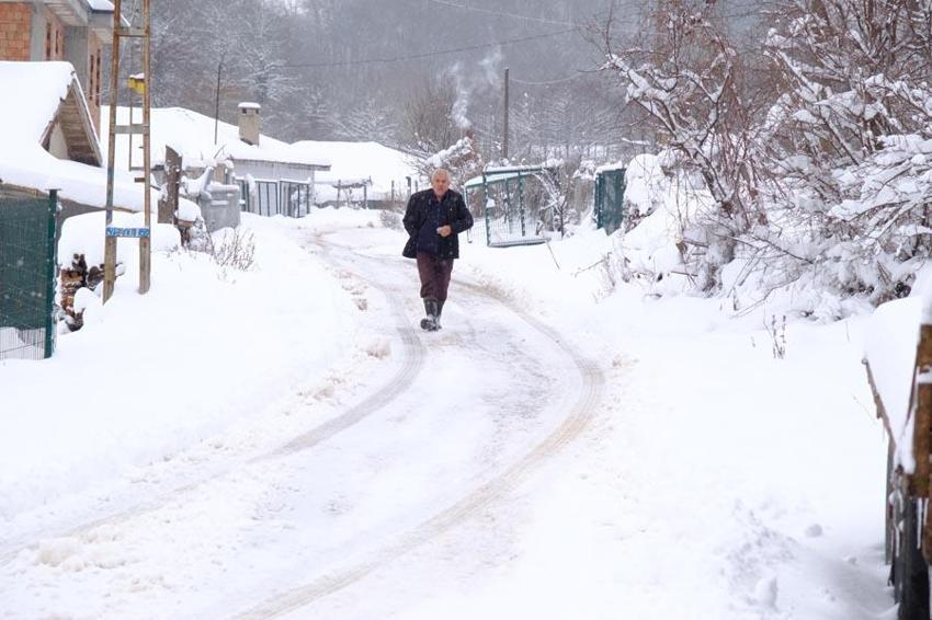 Lapa lapa kar yağışı İstanbul sınırına dayandı Meteoroloji'den uyarılar peş peşe geldi