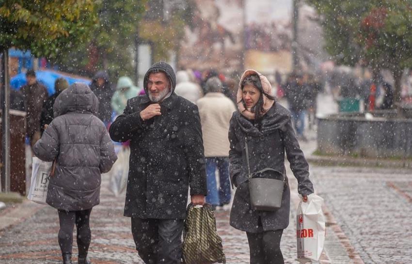 Lapa lapa kar yağışı İstanbul sınırına dayandı Meteoroloji'den uyarılar peş peşe geldi