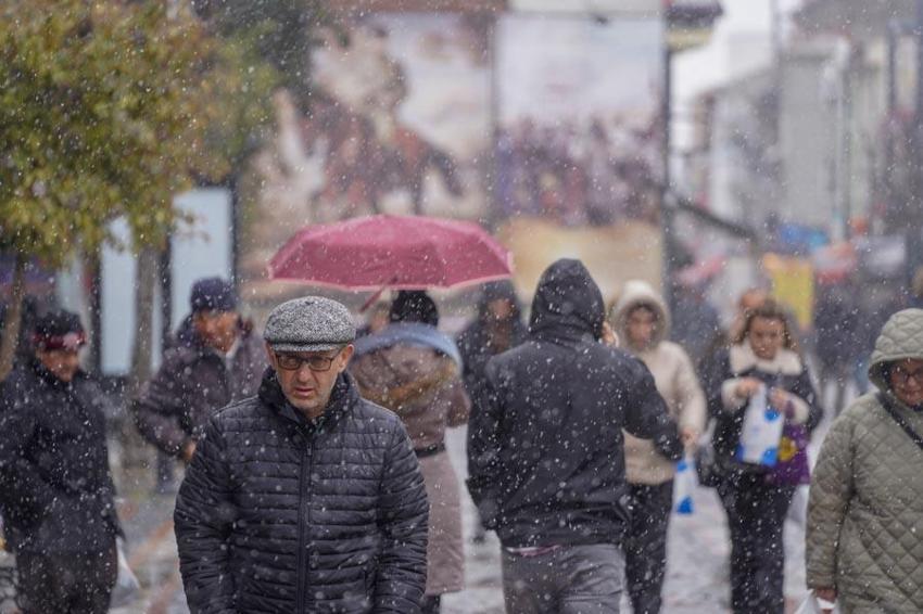 Lapa lapa kar yağışı İstanbul sınırına dayandı Meteoroloji'den uyarılar peş peşe geldi