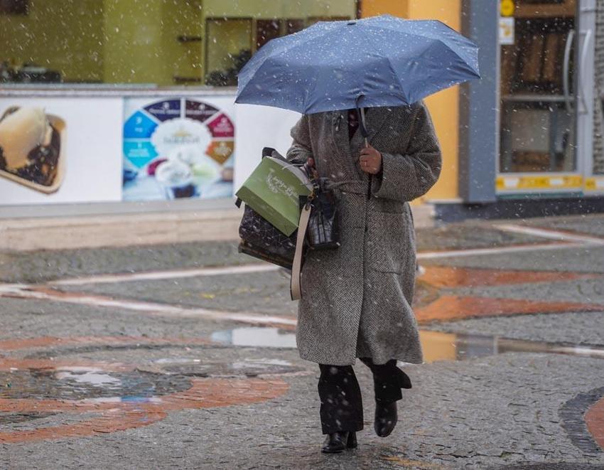 Lapa lapa kar yağışı İstanbul sınırına dayandı Meteoroloji'den uyarılar peş peşe geldi