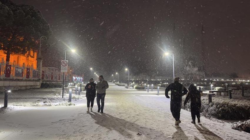 Lapa lapa kar yağışı İstanbul sınırına dayandı Meteoroloji'den uyarılar peş peşe geldi