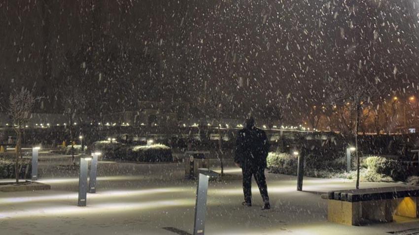 Lapa lapa kar yağışı İstanbul sınırına dayandı Meteoroloji'den uyarılar peş peşe geldi