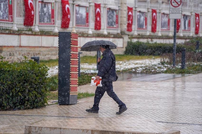 Lapa lapa kar yağışı İstanbul sınırına dayandı Meteoroloji'den uyarılar peş peşe geldi