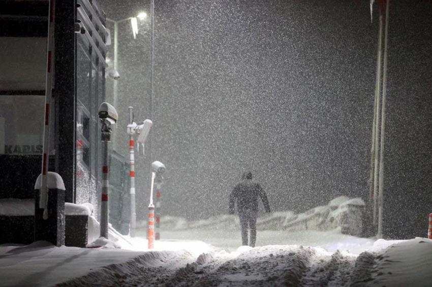 Lapa lapa kar yağışı İstanbul sınırına dayandı Meteoroloji'den uyarılar peş peşe geldi
