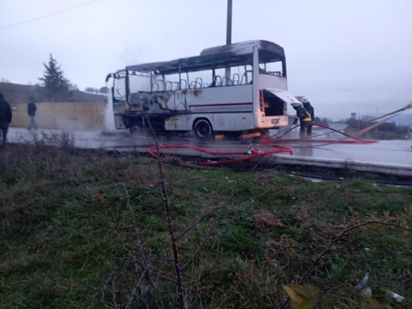 Yalova'da faciadan dönüldü: Öğrenci servisi birden alev aldı