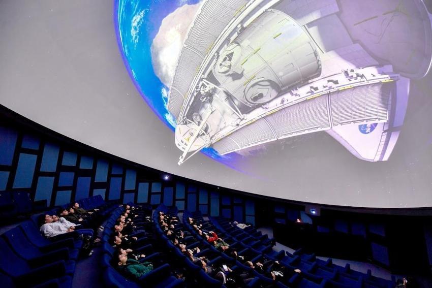 Mersin'de 'gök bilimci' kadınlar, çocukları bilimle tanıştırıyor