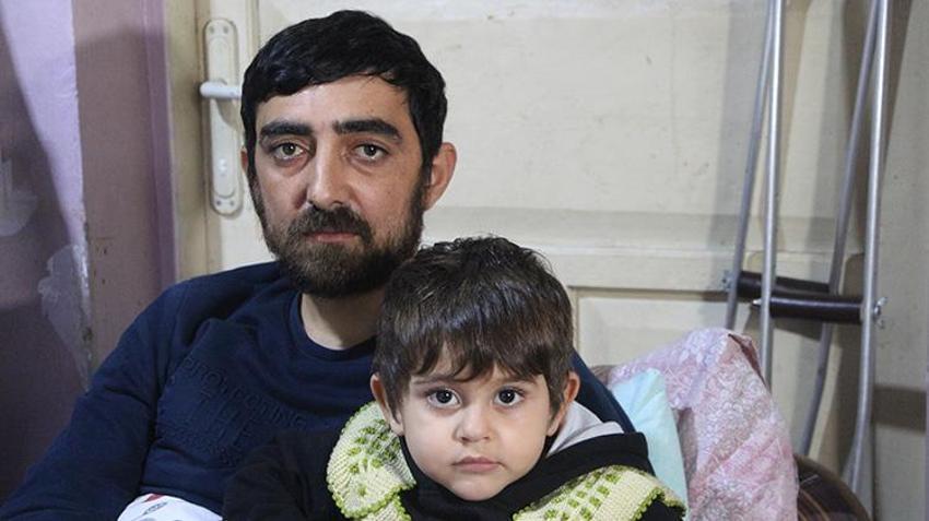 Kazada yaralanan kurye tavanı çöken rutubetli evde yaşam mücadelesi veriyor! 'Salonun köşesindeki koltukta yaşıyoruz'