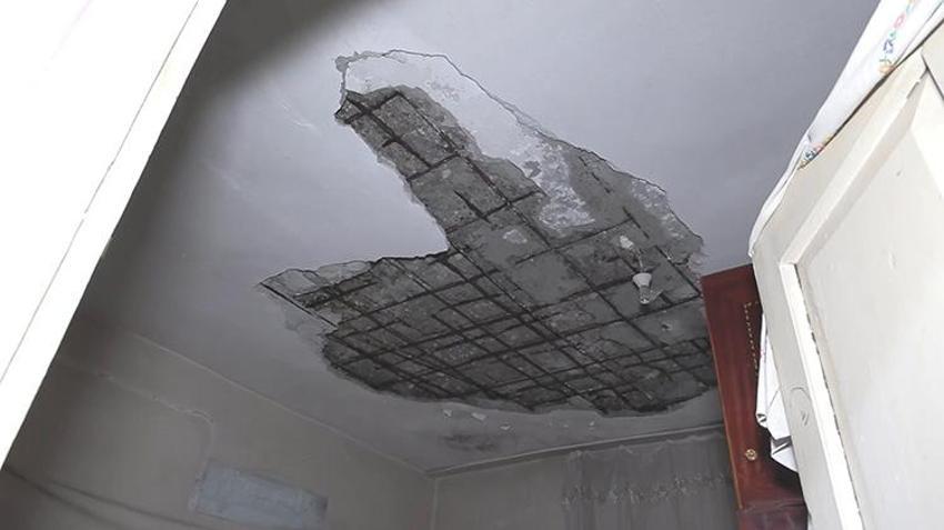Kazada yaralanan kurye tavanı çöken rutubetli evde yaşam mücadelesi veriyor! 'Salonun köşesindeki koltukta yaşıyoruz'