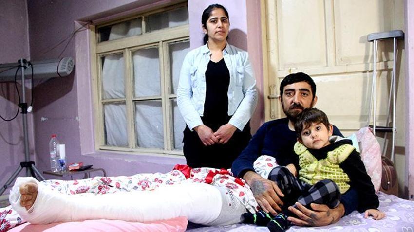 Kazada yaralanan kurye tavanı çöken rutubetli evde yaşam mücadelesi veriyor! 'Salonun köşesindeki koltukta yaşıyoruz'