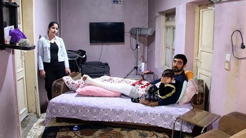 Kazada yaralanan kurye tavanı çöken rutubetli evde yaşam mücadelesi veriyor! 'Salonun köşesindeki koltukta yaşıyoruz'