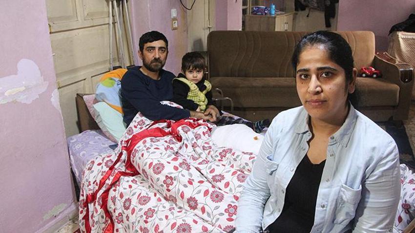 Kazada yaralanan kurye tavanı çöken rutubetli evde yaşam mücadelesi veriyor! 'Salonun köşesindeki koltukta yaşıyoruz'