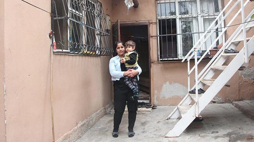 Kazada yaralanan kurye tavanı çöken rutubetli evde yaşam mücadelesi veriyor! 'Salonun köşesindeki koltukta yaşıyoruz'