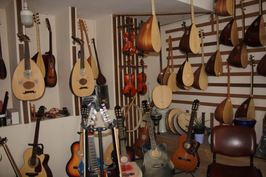 Van'da ürettiği bağlamaları dünyaya tanıtıyor