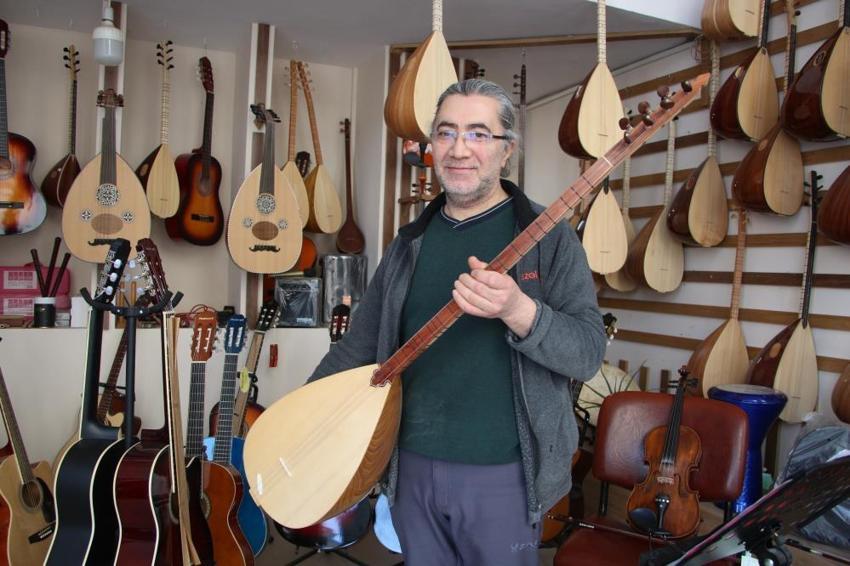 Van'da ürettiği bağlamaları dünyaya tanıtıyor