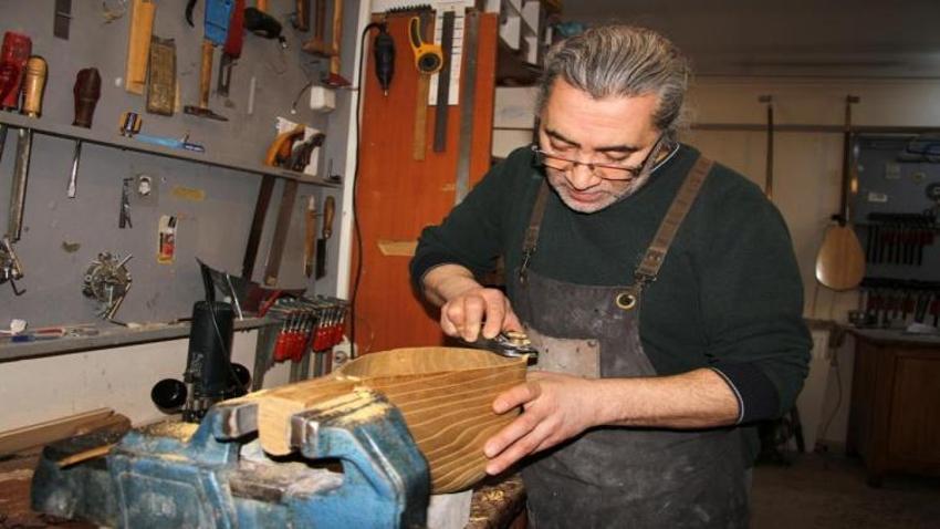 Van'da ürettiği bağlamaları dünyaya tanıtıyor