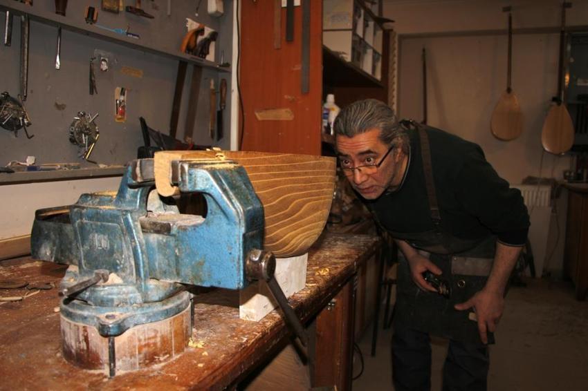 Van'da ürettiği bağlamaları dünyaya tanıtıyor