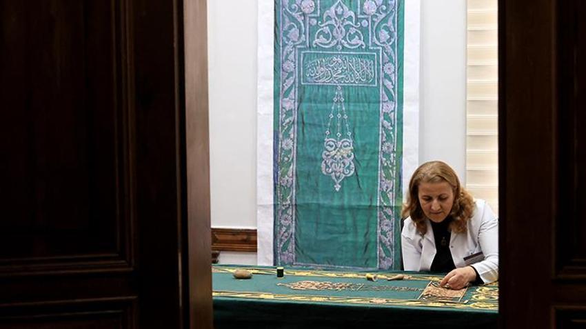 Selimiye Camisi'nin yenilenen minber örtüsü kadınların elinde hayat buluyor