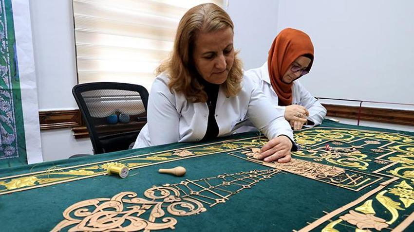 Selimiye Camisi'nin yenilenen minber örtüsü kadınların elinde hayat buluyor