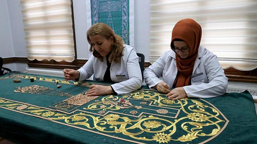 Selimiye Camisi'nin yenilenen minber örtüsü kadınların elinde hayat buluyor