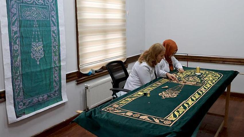 Selimiye Camisi'nin yenilenen minber örtüsü kadınların elinde hayat buluyor